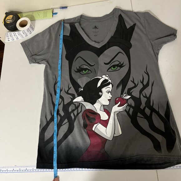 Disney Snow White V-Neck T-Shirt Women's Size S - Picture 8 of 8